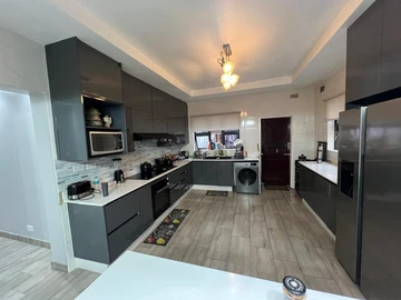 4 Bedroom Flat & Apartment