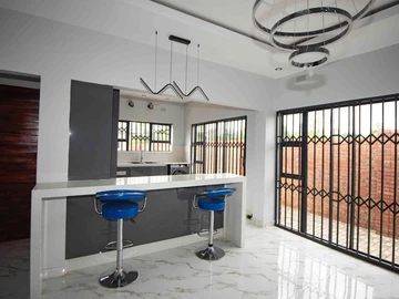 3 Bedroom Flat & Apartment