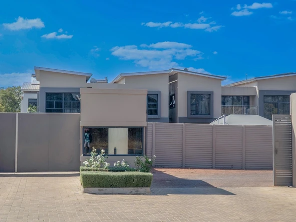 4 Bedroom Flat & Apartment