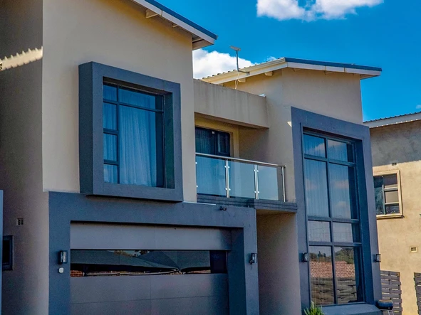 4 Bedroom Flat & Apartment