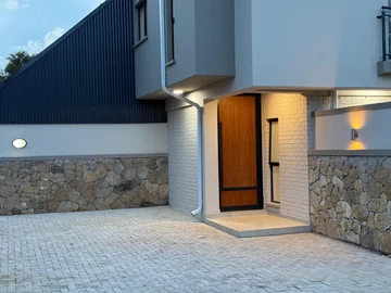 3 Bedroom Flat & Apartment