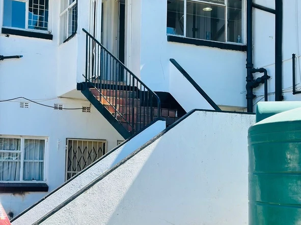 2 Bedroom Flat & Apartment