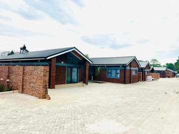 4 Bedroom Flat & Apartment