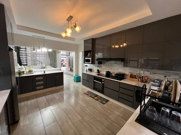 4 Bedroom Flat & Apartment