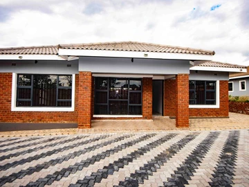 3 Bedroom Flat & Apartment