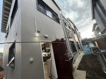 4 Bedroom Flat & Apartment