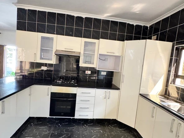3 Bedroom Flat & Apartment